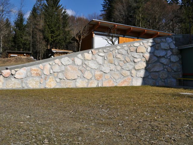 Steinmauer in Beton